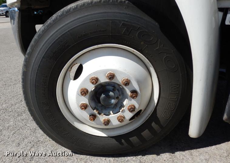 image for item DJ0772 2006 International 4300  box truck