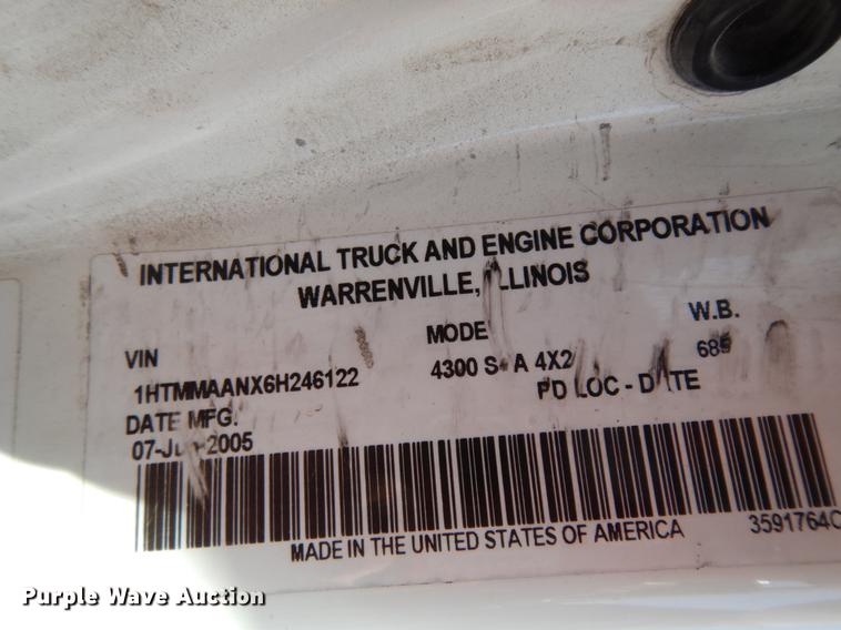 image for item DJ0772 2006 International 4300  box truck