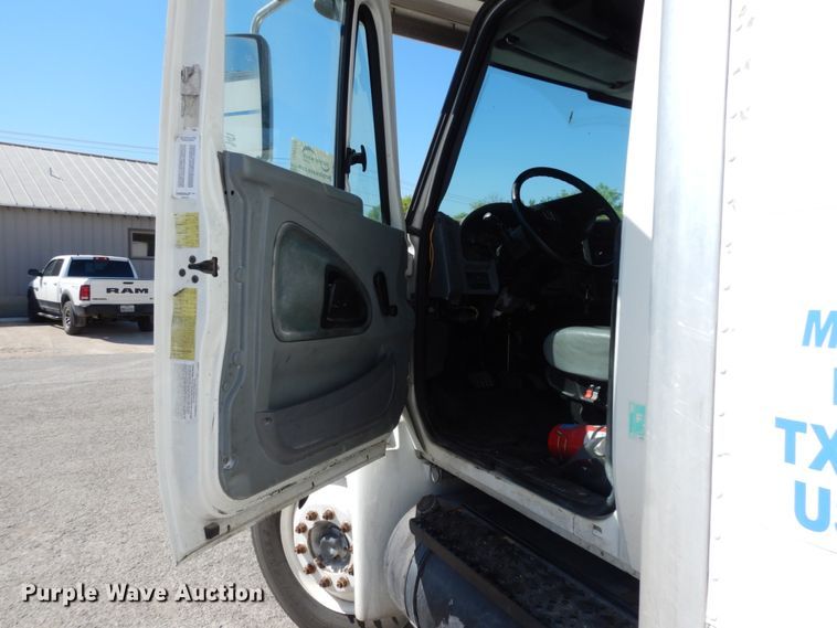 image for item DJ0772 2006 International 4300  box truck