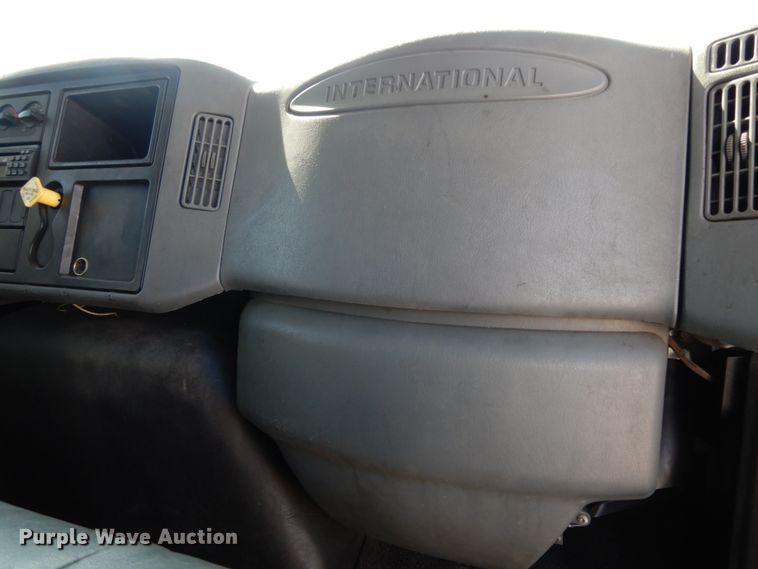 image for item DJ0772 2006 International 4300  box truck