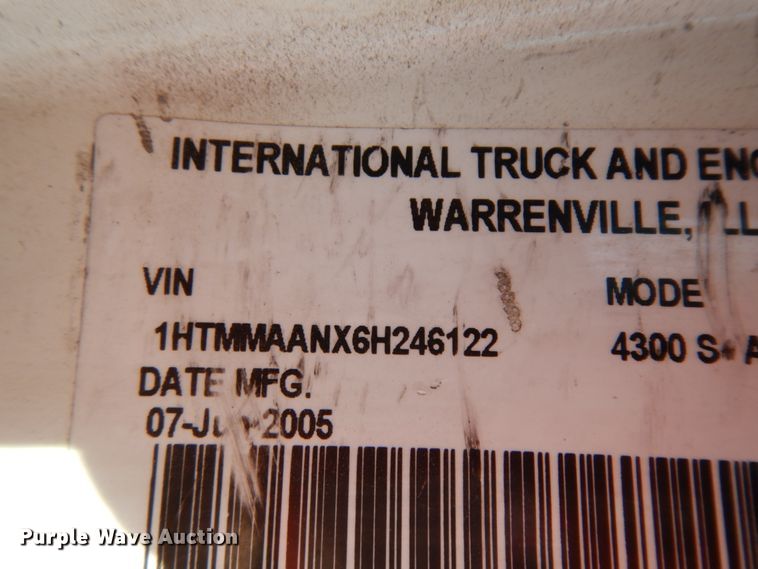 image for item DJ0772 2006 International 4300  box truck