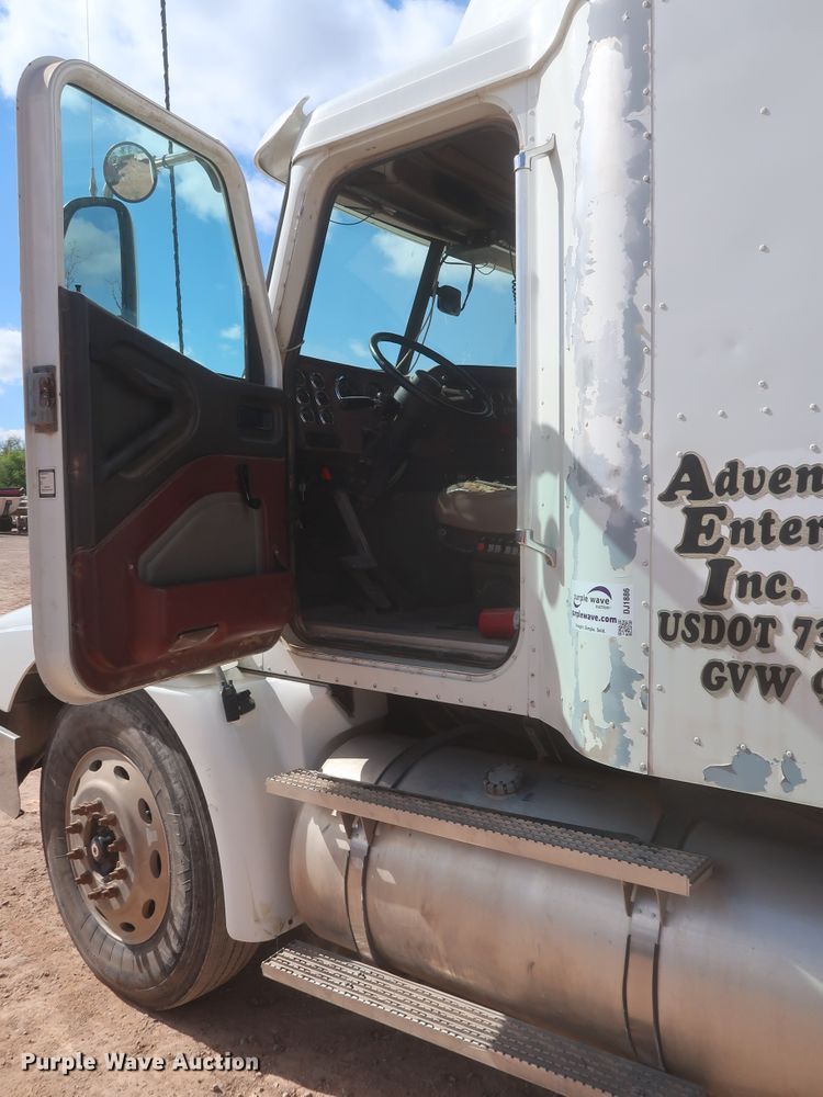 image for item DJ1886 2002 International 9200i  semi truck