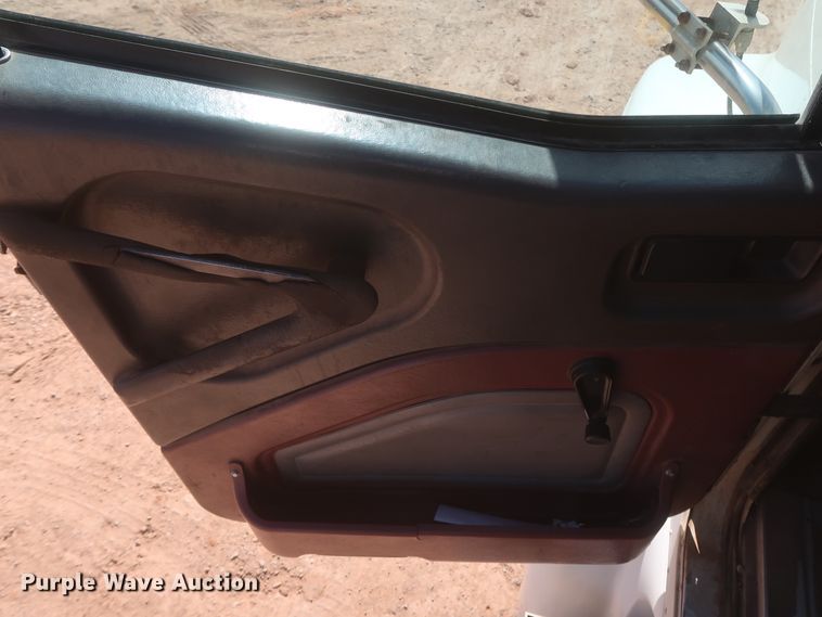 image for item DJ1886 2002 International 9200i  semi truck