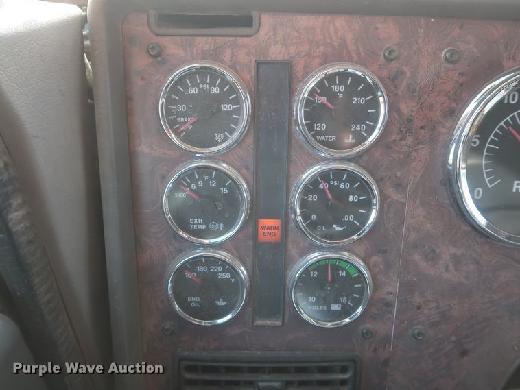 image for item DJ1886 2002 International 9200i  semi truck