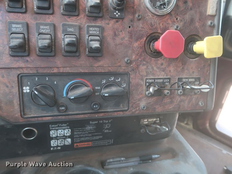 image for item DJ1886 2002 International 9200i  semi truck