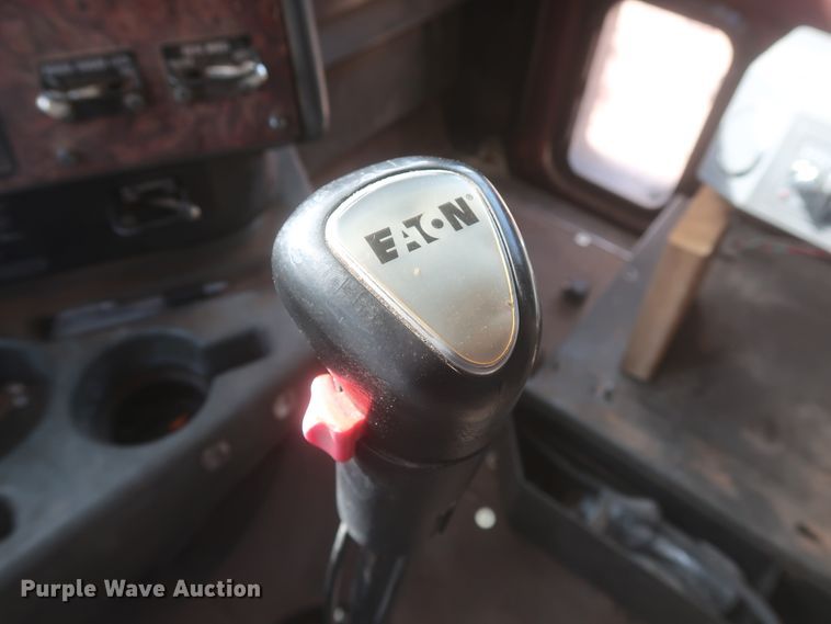 image for item DJ1886 2002 International 9200i  semi truck