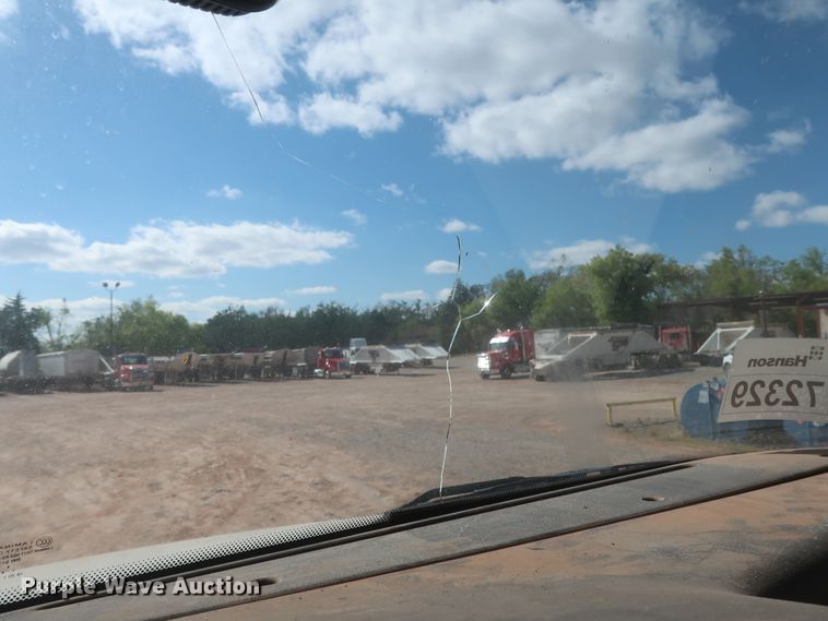 image for item DJ1886 2002 International 9200i  semi truck