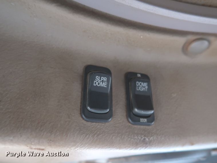 image for item DJ1886 2002 International 9200i  semi truck