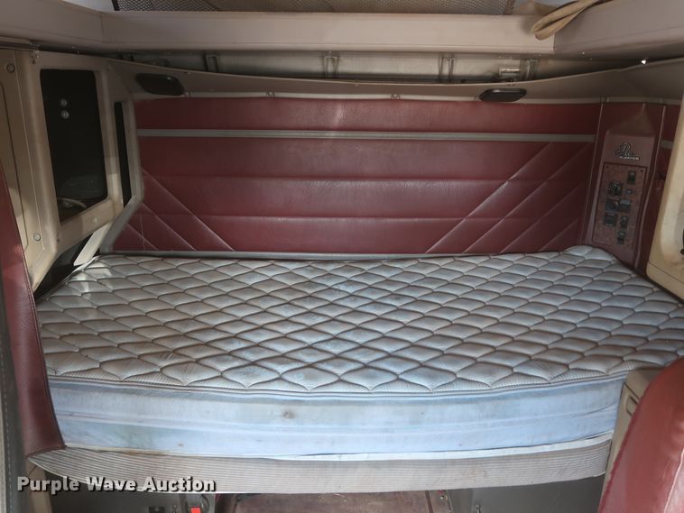 image for item DJ1886 2002 International 9200i  semi truck