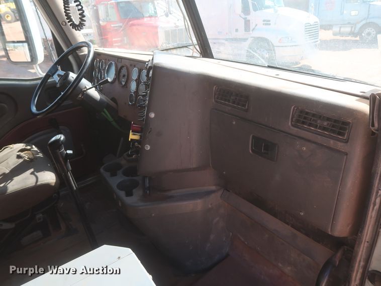 image for item DJ1886 2002 International 9200i  semi truck