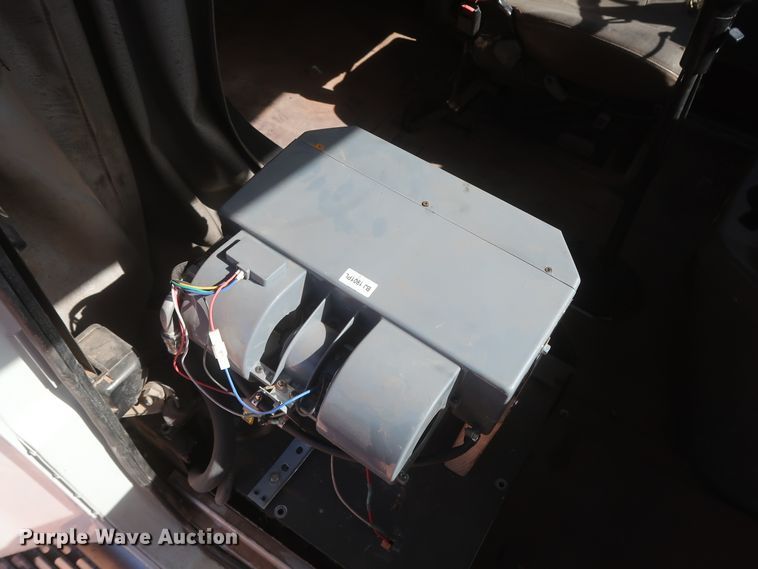 image for item DJ1886 2002 International 9200i  semi truck