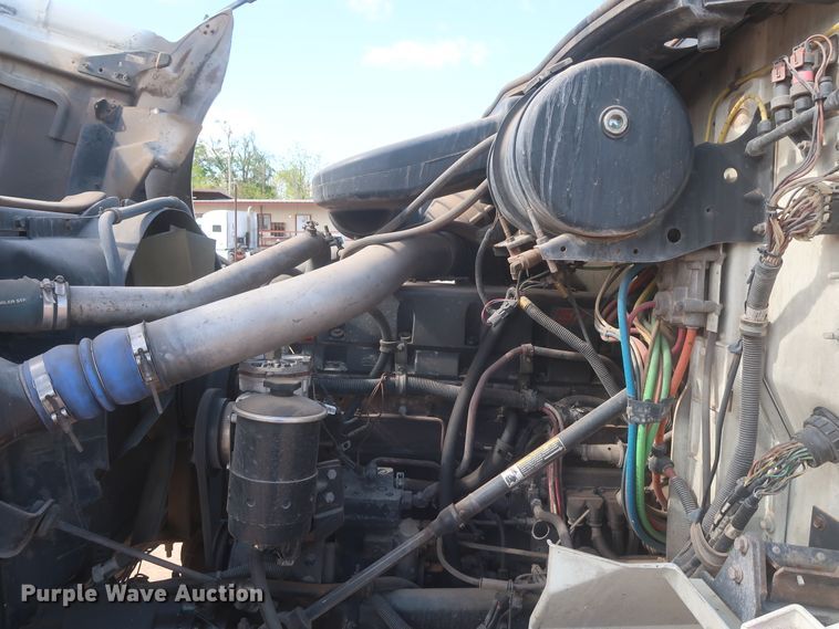 image for item DJ1886 2002 International 9200i  semi truck