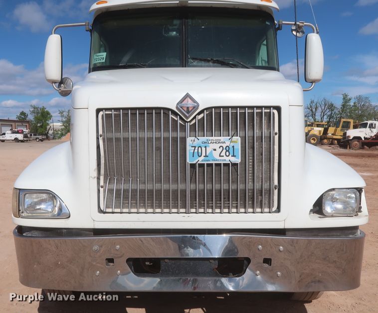 image for item DJ1886 2002 International 9200i  semi truck