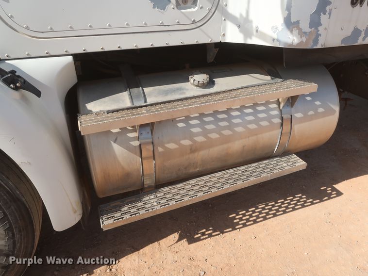 image for item DJ1886 2002 International 9200i  semi truck