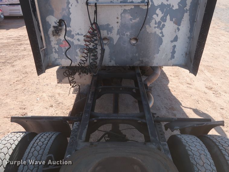 image for item DJ1886 2002 International 9200i  semi truck