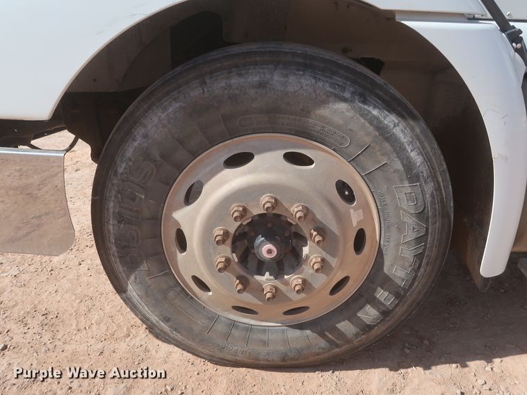 image for item DJ1886 2002 International 9200i  semi truck