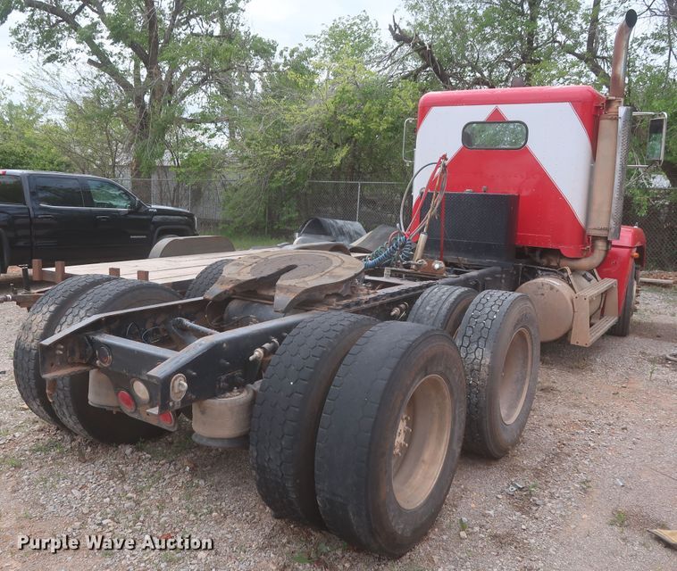 image for item DJ1891 2001 Freightliner FLD  semi truck