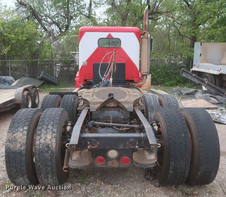 image for item DJ1891 2001 Freightliner FLD  semi truck