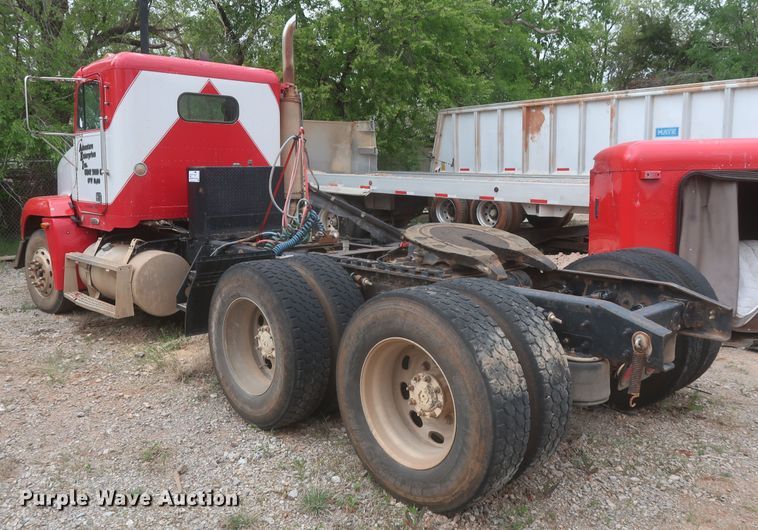 image for item DJ1891 2001 Freightliner FLD  semi truck