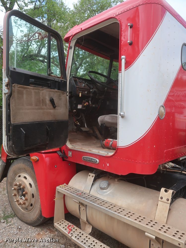 image for item DJ1891 2001 Freightliner FLD  semi truck