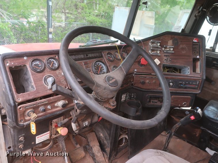 image for item DJ1891 2001 Freightliner FLD  semi truck