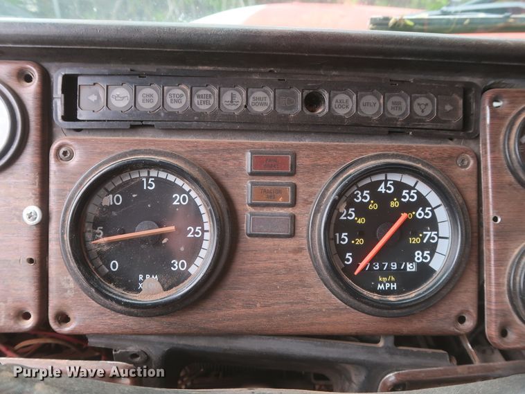 image for item DJ1891 2001 Freightliner FLD  semi truck