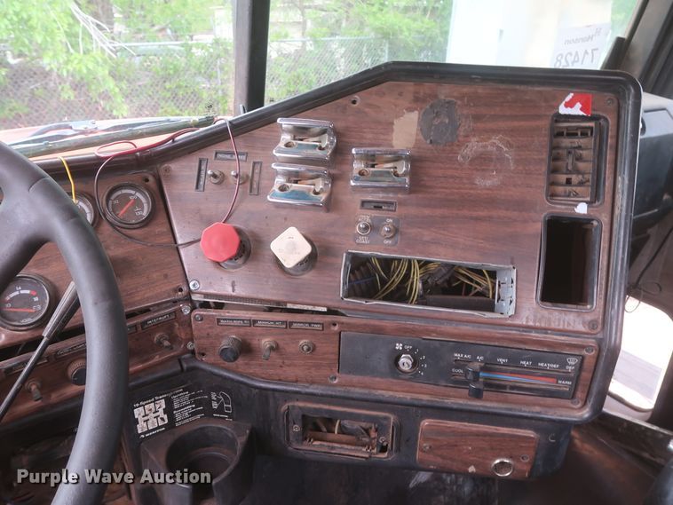 image for item DJ1891 2001 Freightliner FLD  semi truck