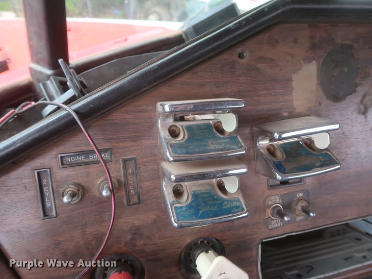 image for item DJ1891 2001 Freightliner FLD  semi truck