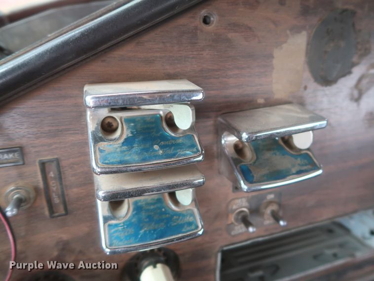 image for item DJ1891 2001 Freightliner FLD  semi truck