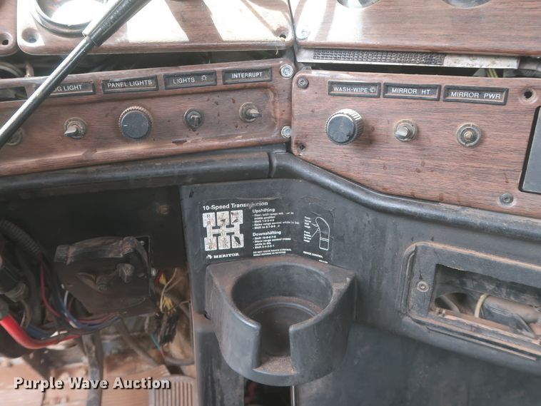 image for item DJ1891 2001 Freightliner FLD  semi truck