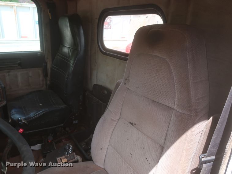 image for item DJ1891 2001 Freightliner FLD  semi truck