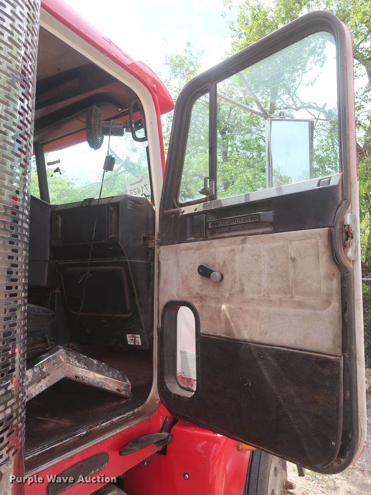 image for item DJ1891 2001 Freightliner FLD  semi truck