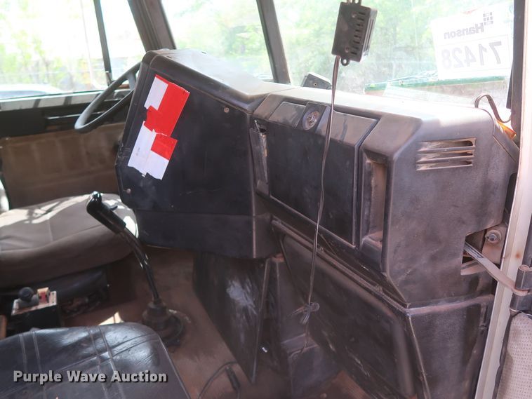 image for item DJ1891 2001 Freightliner FLD  semi truck