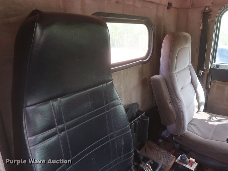 image for item DJ1891 2001 Freightliner FLD  semi truck