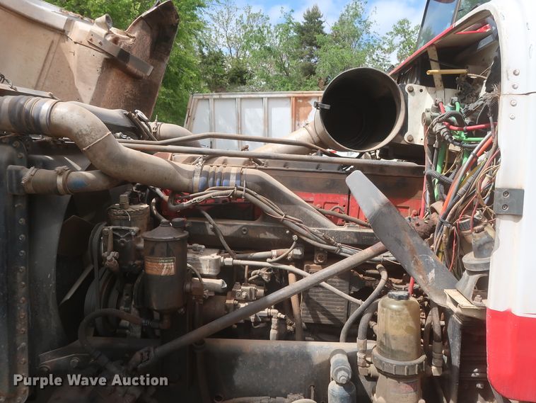 image for item DJ1891 2001 Freightliner FLD  semi truck