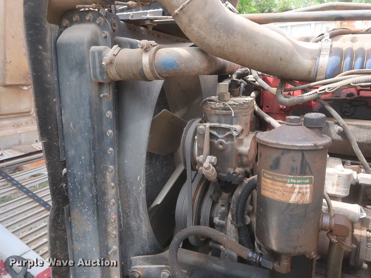 image for item DJ1891 2001 Freightliner FLD  semi truck