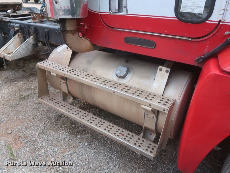 image for item DJ1891 2001 Freightliner FLD  semi truck