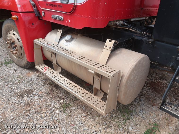 image for item DJ1891 2001 Freightliner FLD  semi truck