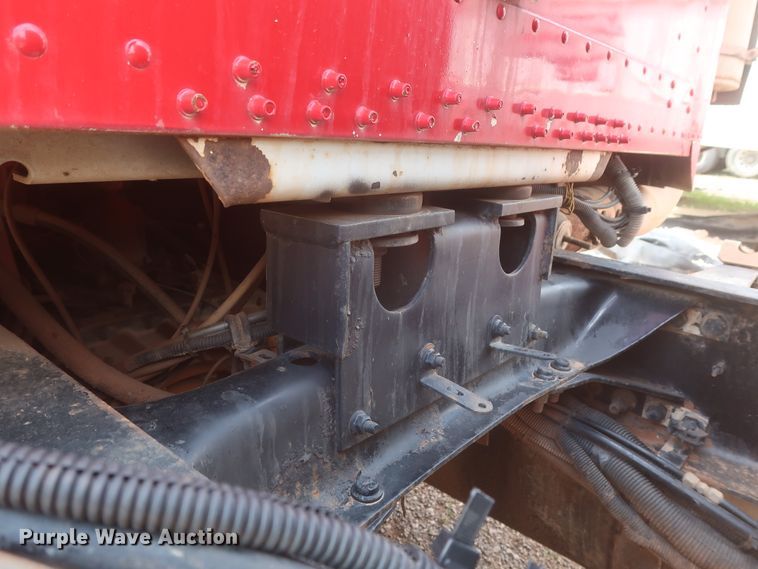 image for item DJ1891 2001 Freightliner FLD  semi truck