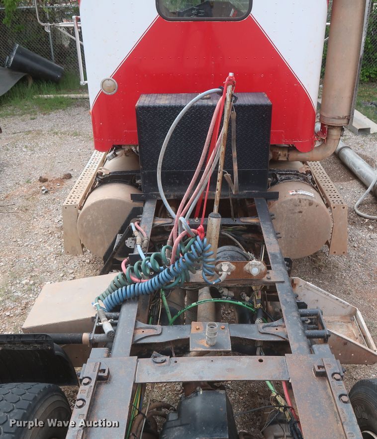 image for item DJ1891 2001 Freightliner FLD  semi truck