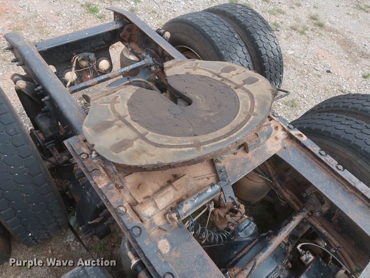 image for item DJ1891 2001 Freightliner FLD  semi truck