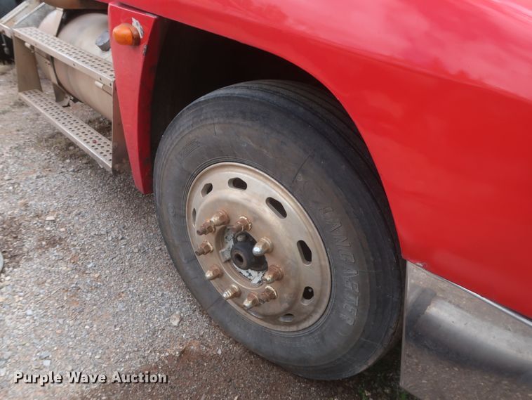 image for item DJ1891 2001 Freightliner FLD  semi truck