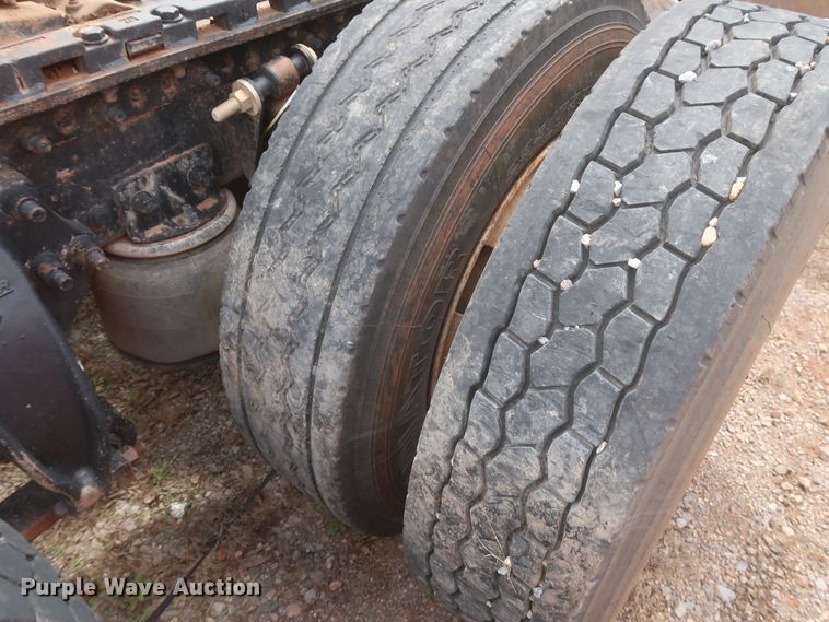 image for item DJ1891 2001 Freightliner FLD  semi truck