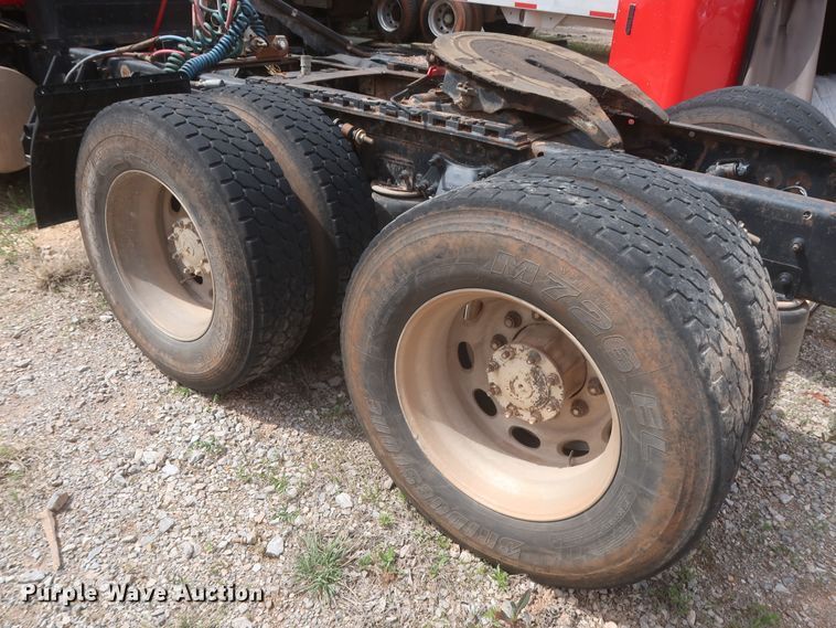 image for item DJ1891 2001 Freightliner FLD  semi truck