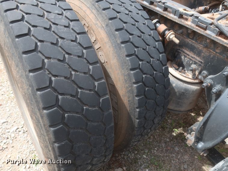 image for item DJ1891 2001 Freightliner FLD  semi truck