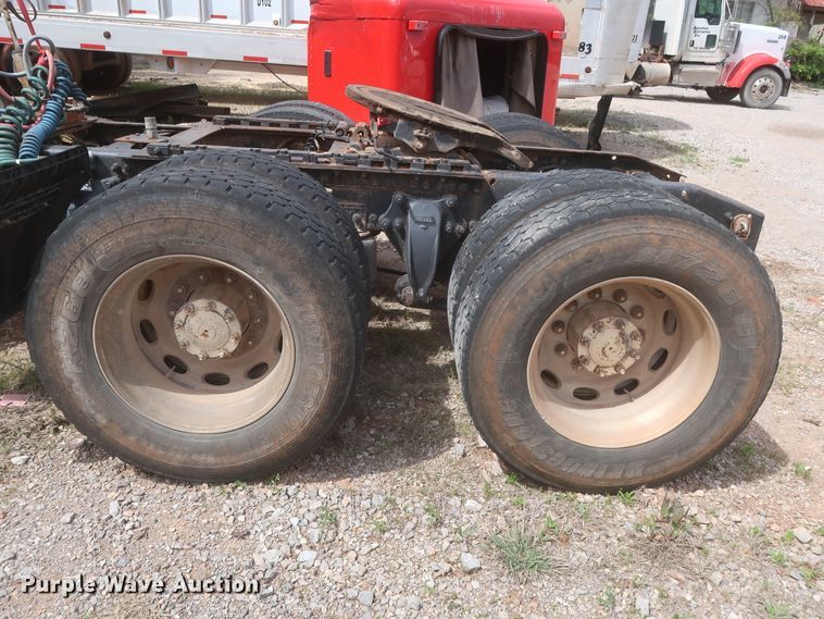 image for item DJ1891 2001 Freightliner FLD  semi truck