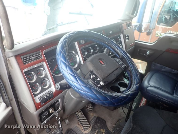 image for item DJ5538 2007 Kenworth T600  semi truck