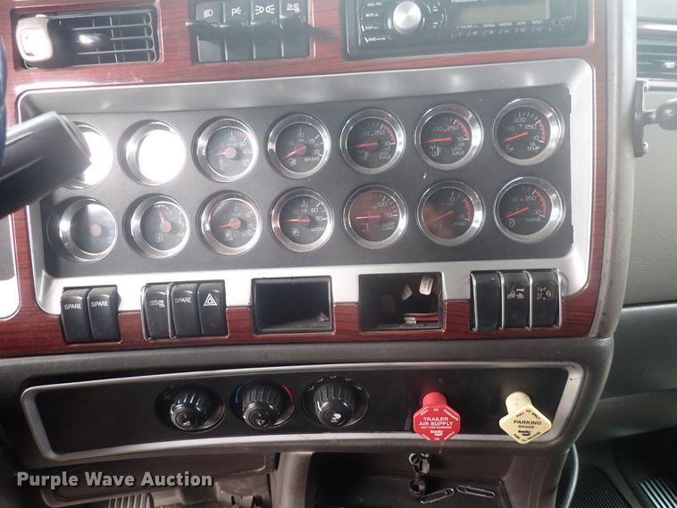 image for item DJ5538 2007 Kenworth T600  semi truck