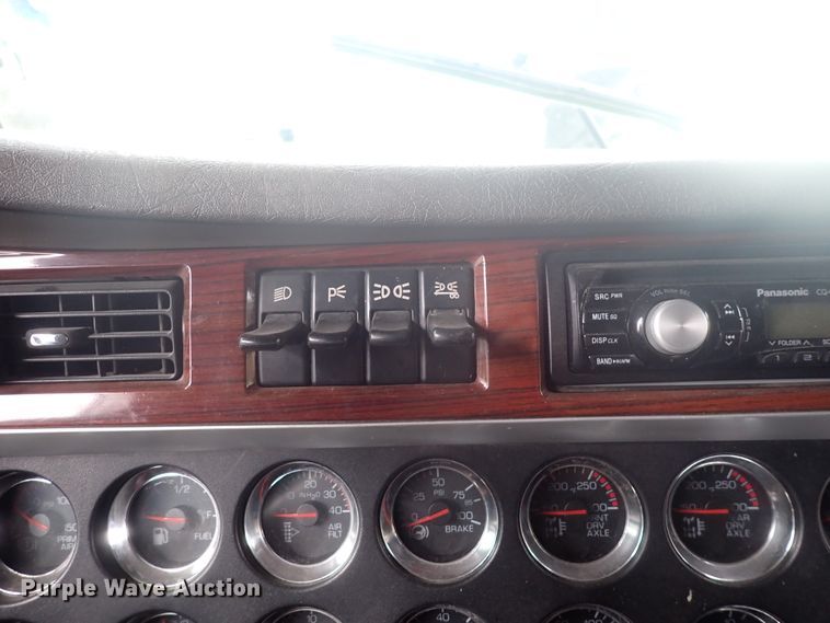 image for item DJ5538 2007 Kenworth T600  semi truck