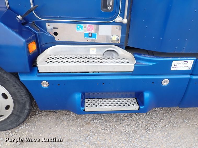 image for item DJ5538 2007 Kenworth T600  semi truck